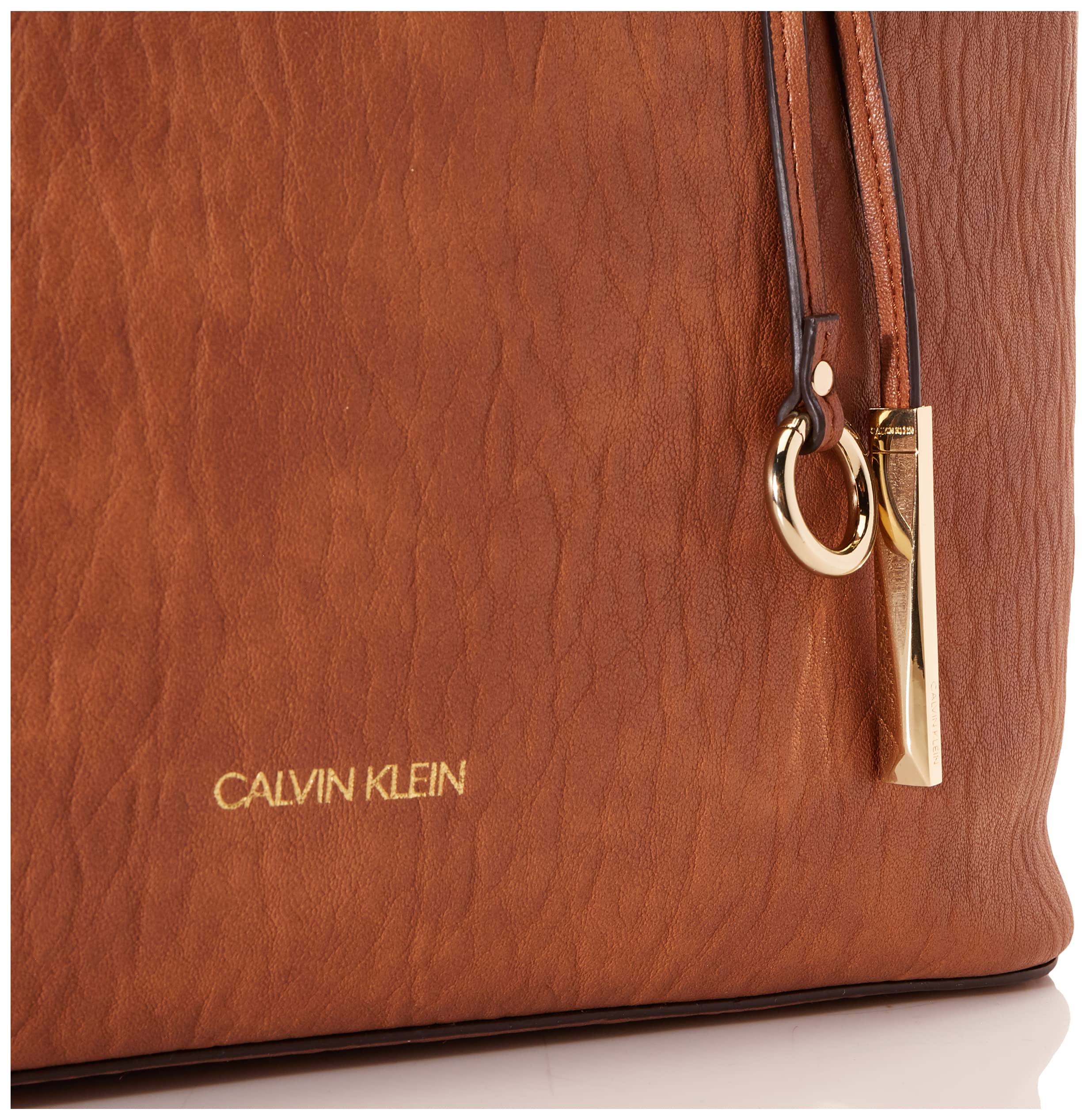 Foto 5 pulgar | Bolso De Mano Calvin Klein Gabrianna Novelty Caramel Vegan Leather - Venta Internacional.