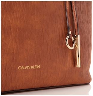 Foto 4 | Bolso De Mano Calvin Klein Gabrianna Novelty Caramel Vegan Leather - Venta Internacional.