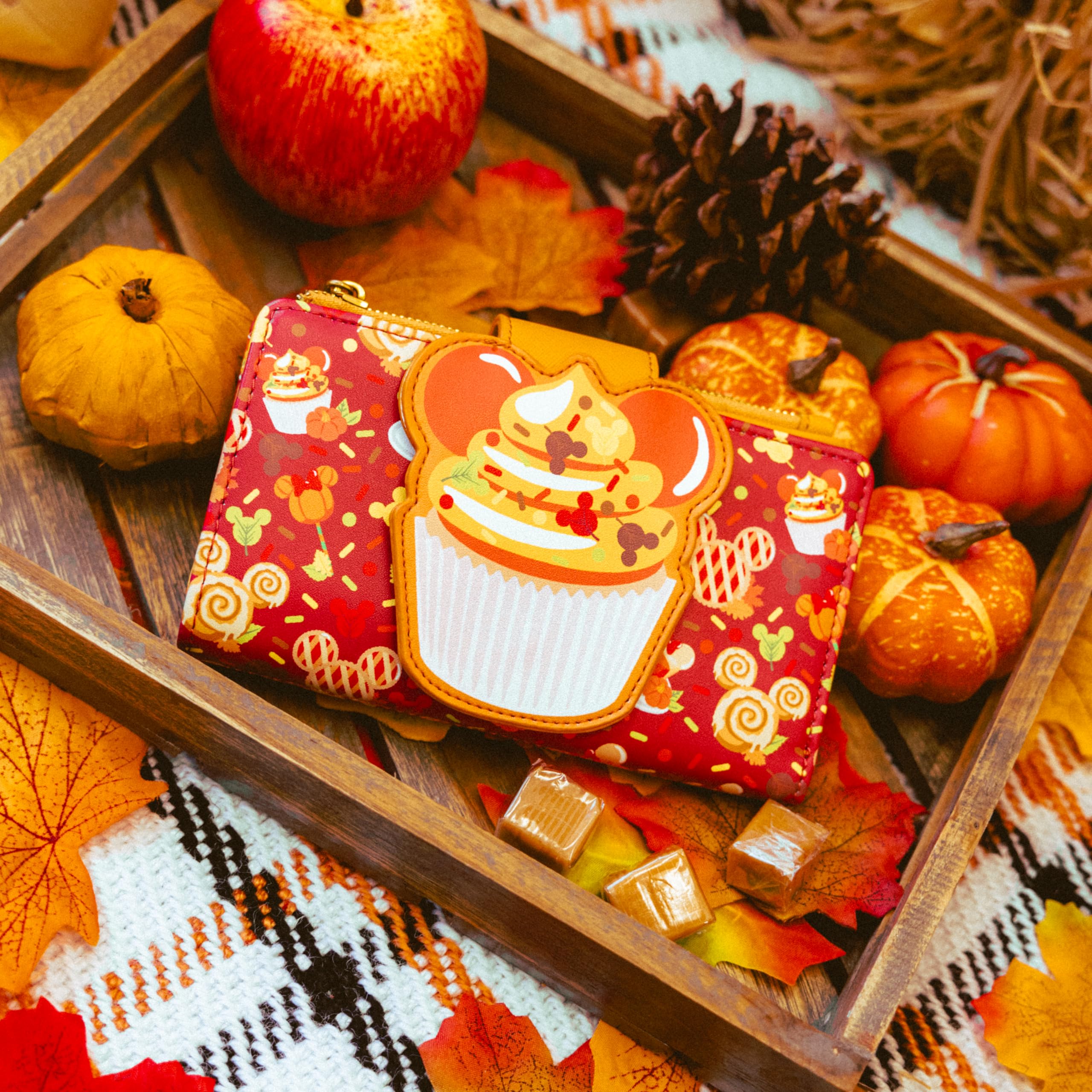 Foto 2 | Dulces De Otoño De Wallet Loungefly Disney, Exclusivos De Amazon - Venta Internacional.