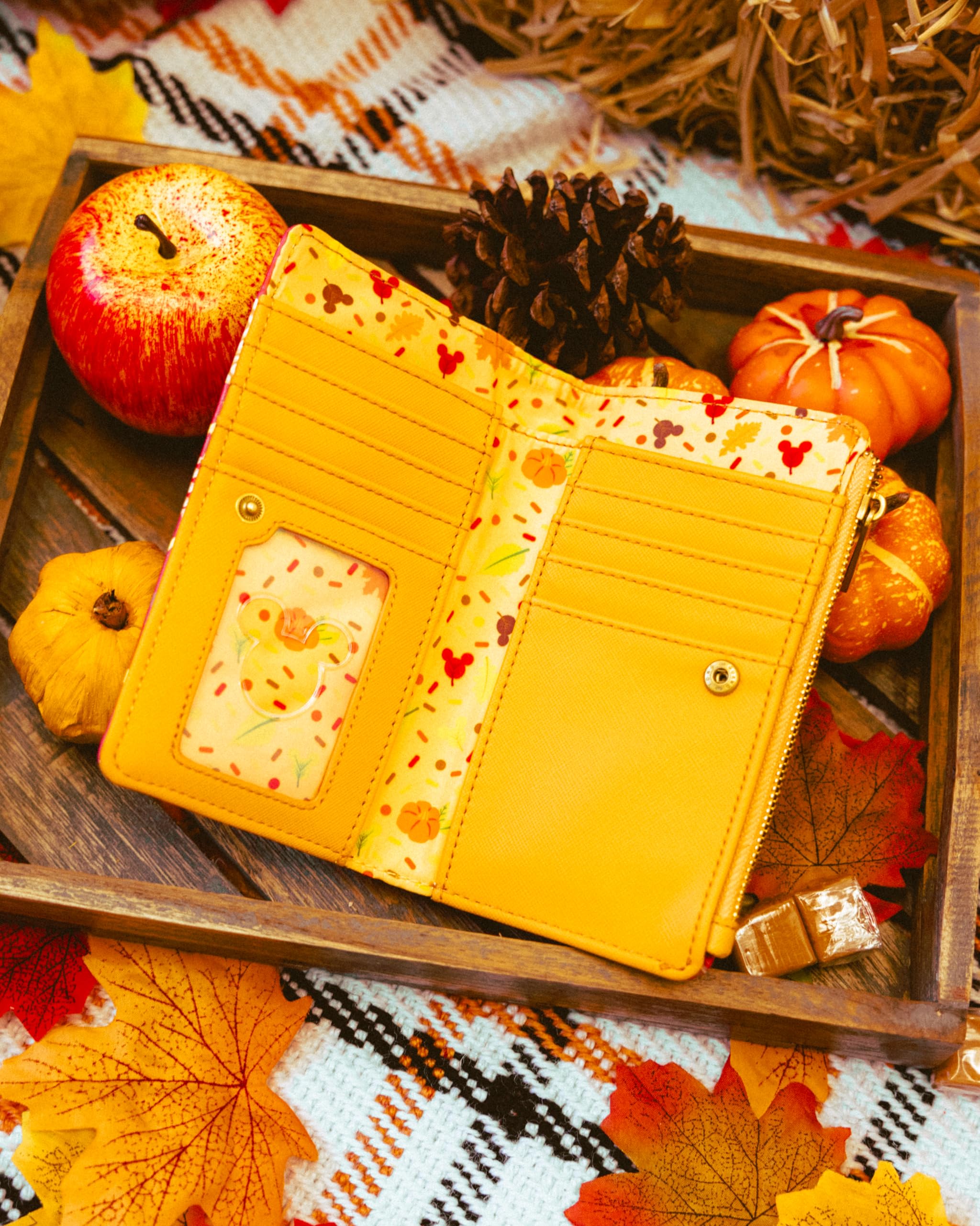 Foto 4 pulgar | Dulces De Otoño De Wallet Loungefly Disney, Exclusivos De Amazon - Venta Internacional.