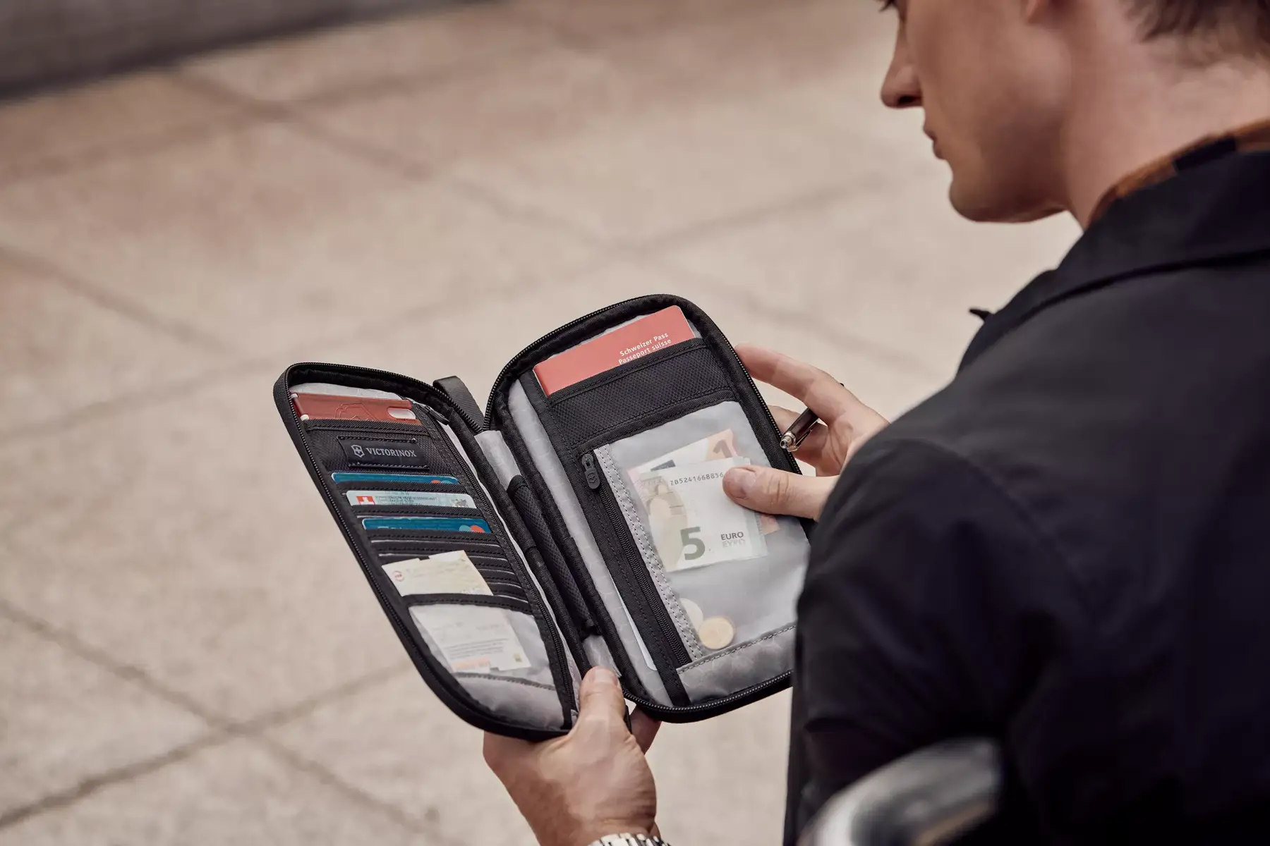 Foto 4 pulgar | Organizador Documentos De Viaje Victorinox Protección Rfid