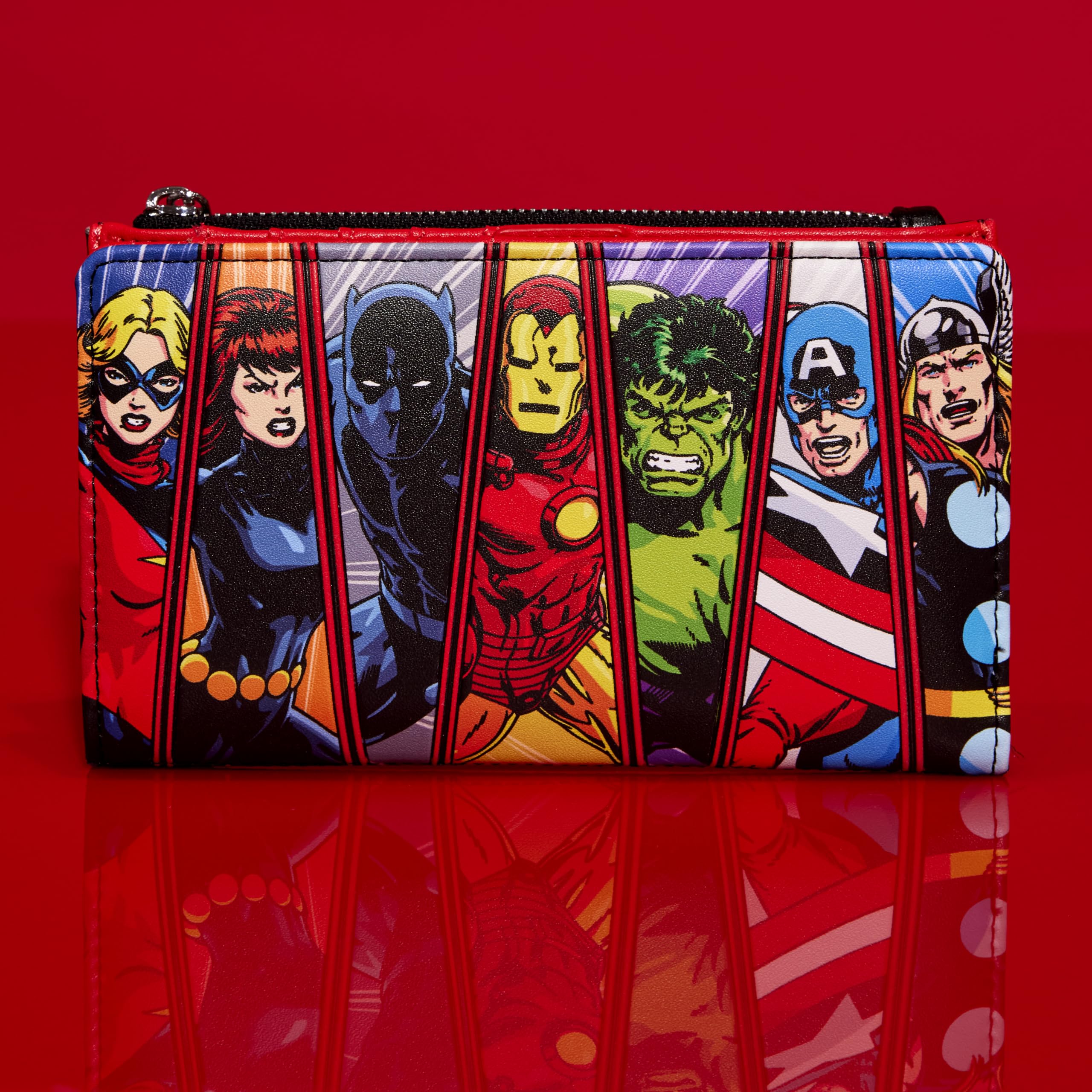 Foto 3 pulgar | Monedero Loungefly Avengers 60 Aniversario De Glow In The Dark - Venta Internacional.