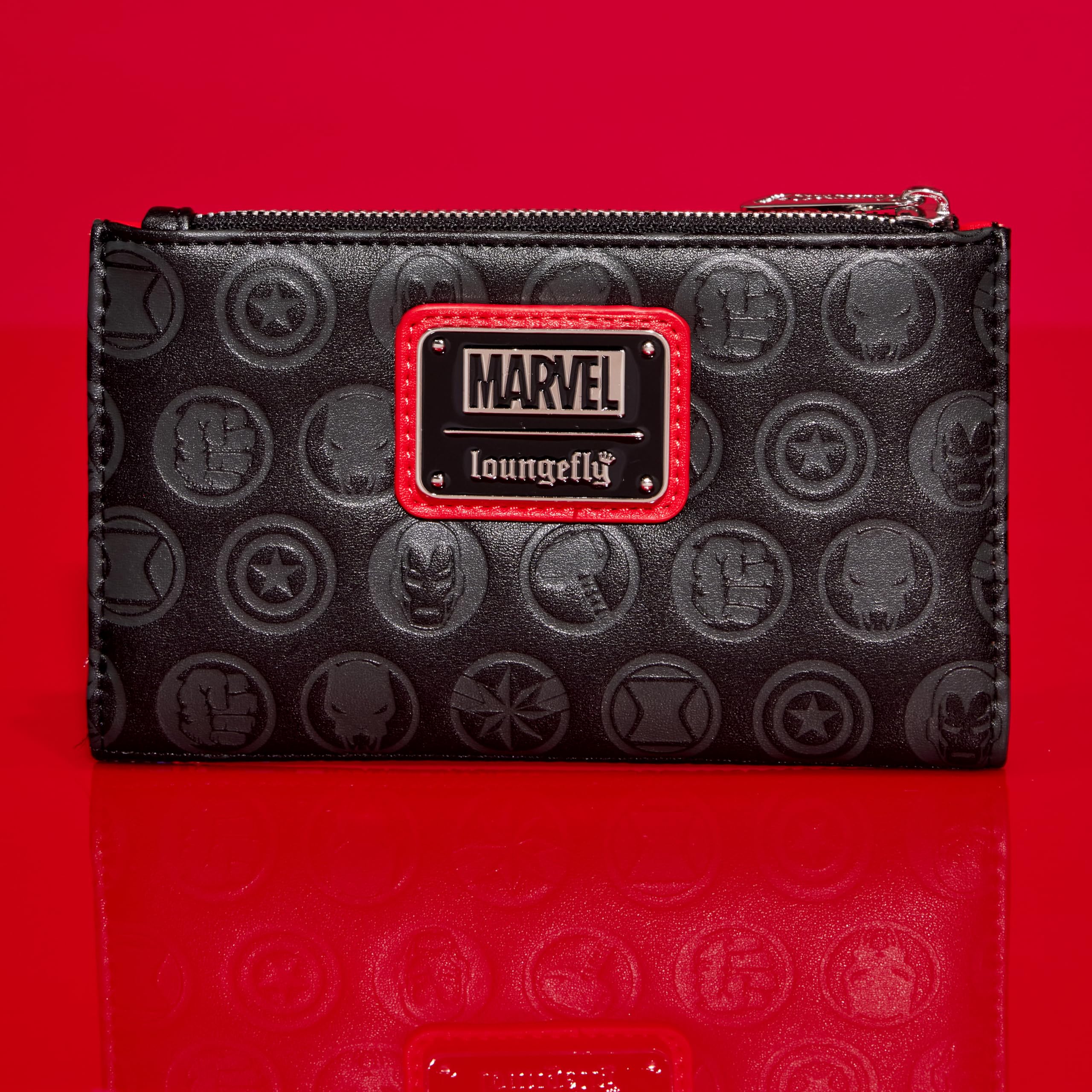 Foto 4 pulgar | Monedero Loungefly Avengers 60 Aniversario De Glow In The Dark - Venta Internacional.