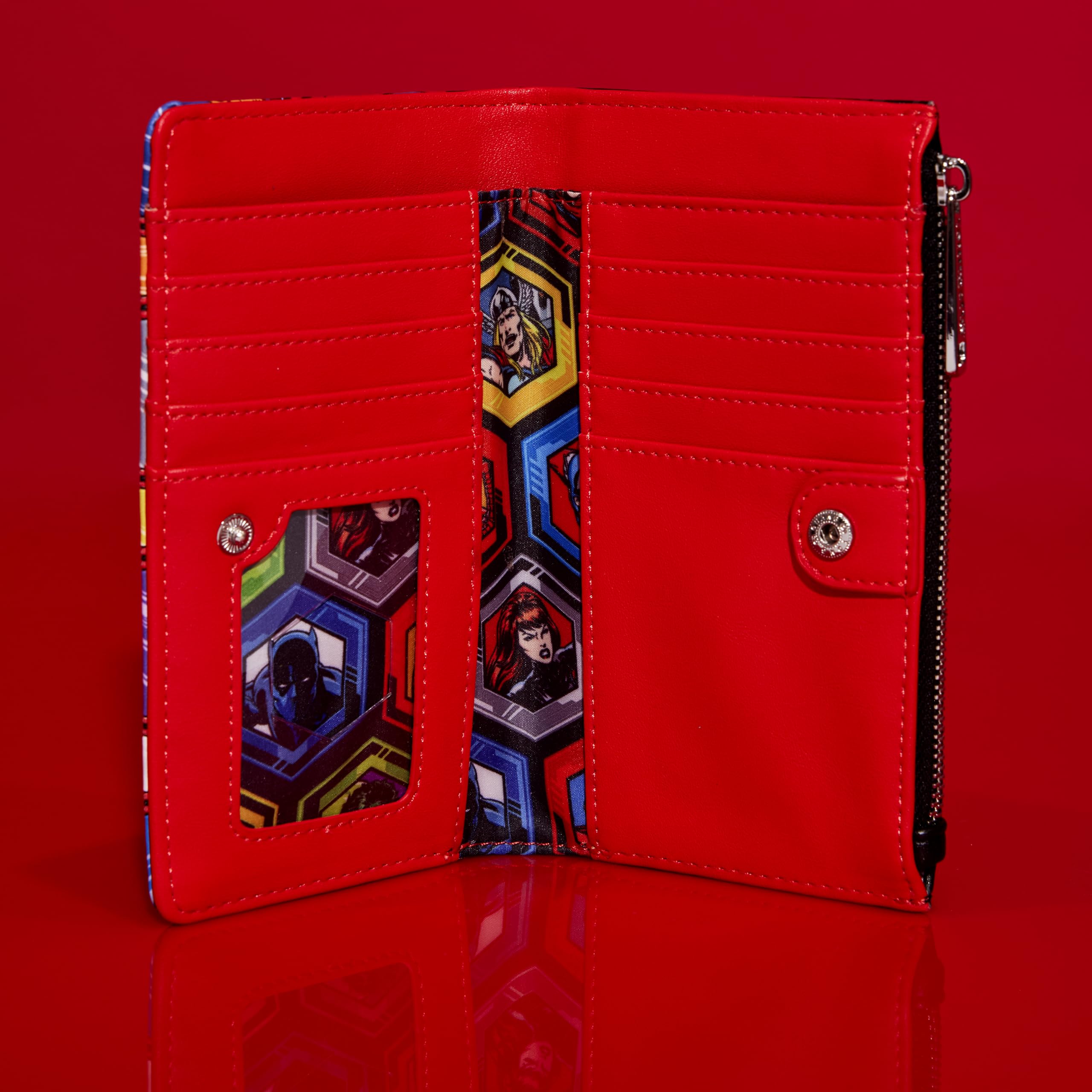 Foto 5 pulgar | Monedero Loungefly Avengers 60 Aniversario De Glow In The Dark - Venta Internacional.