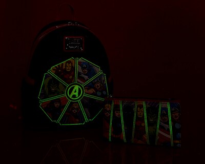 Foto 5 | Monedero Loungefly Avengers 60 Aniversario De Glow In The Dark - Venta Internacional.
