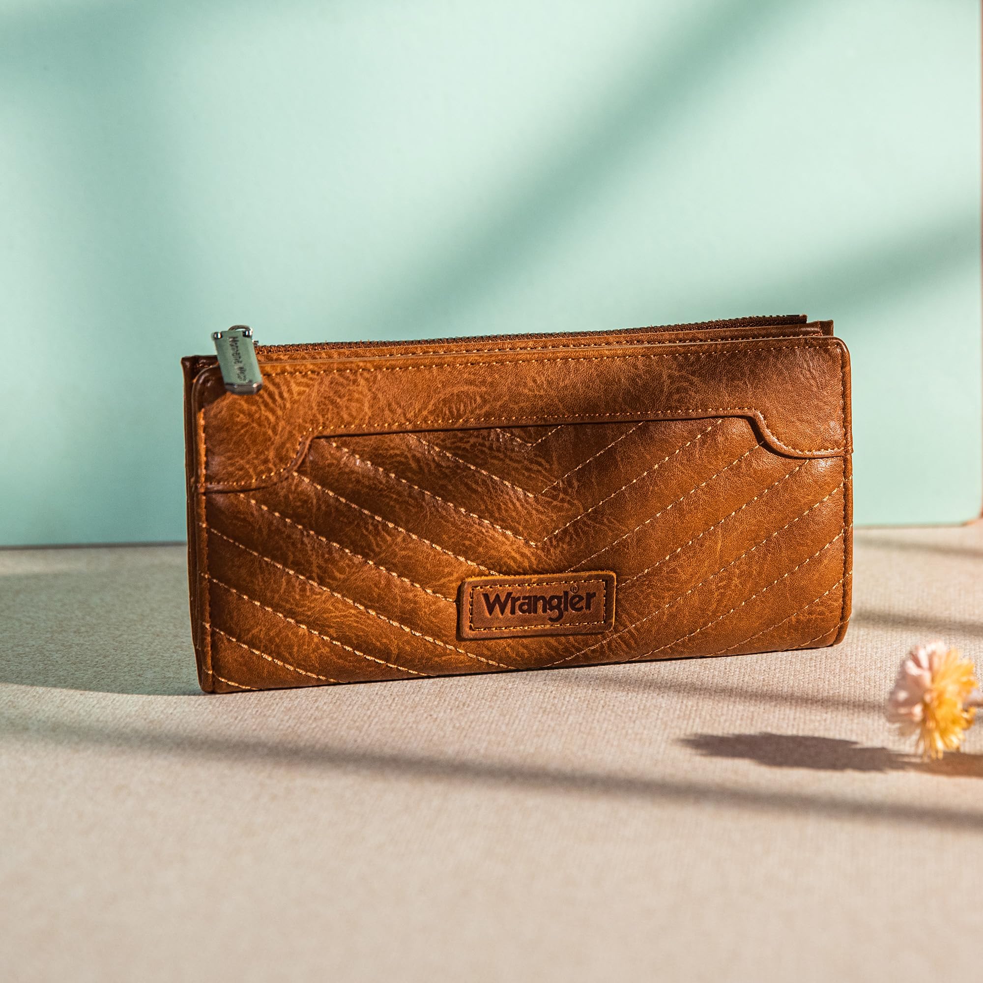 Foto 2 | Cartera Wrangler Minimalist Para Mujer De Piel Vegana, Color Marrón - Venta Internacional.