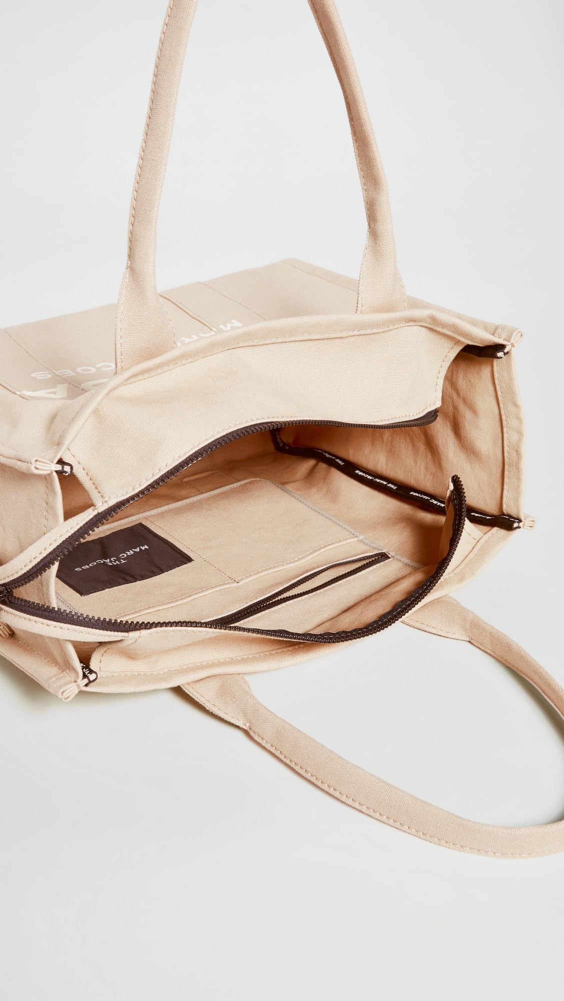 Foto 6 pulgar | Bolso Marc Jacobs The Large De Lona Beige/canela Para Mujer - Venta Internacional.