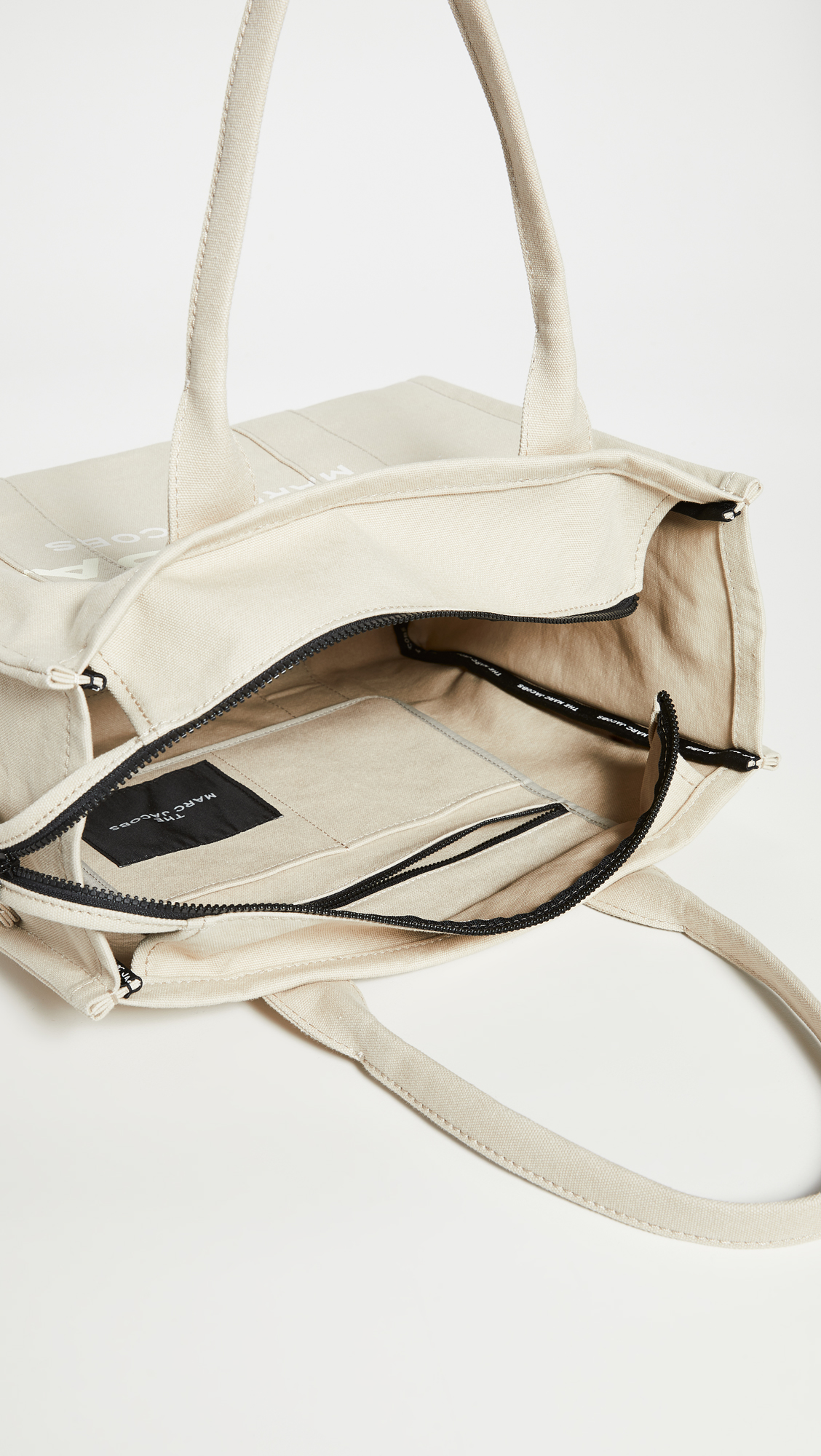 Foto 7 pulgar | Bolso Marc Jacobs The Large De Lona Beige/canela Para Mujer - Venta Internacional.