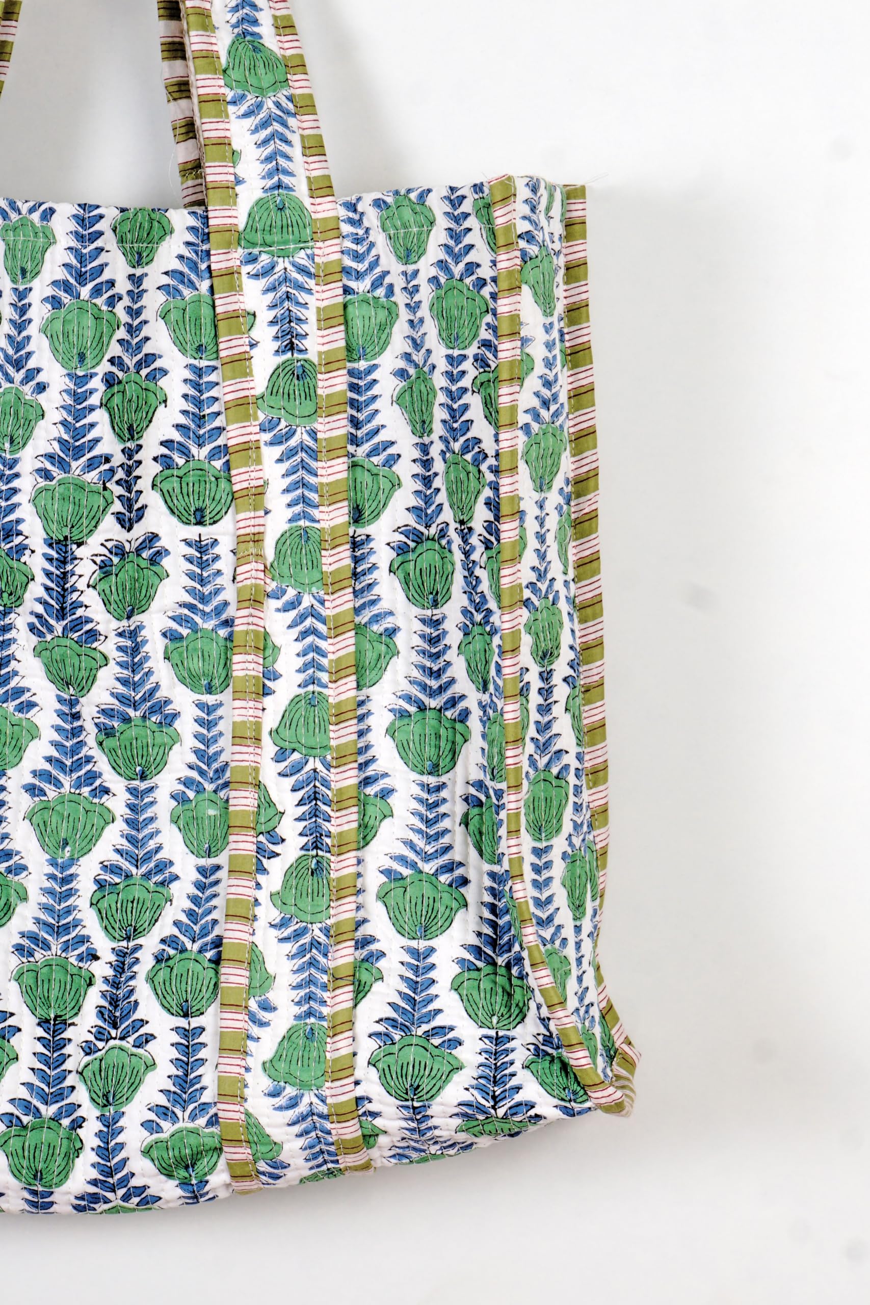 Foto 2 | Bolso Acolchado De Algodón Estampado A Mano Reversible Con Estampado Floral Verde - Venta Internacional.
