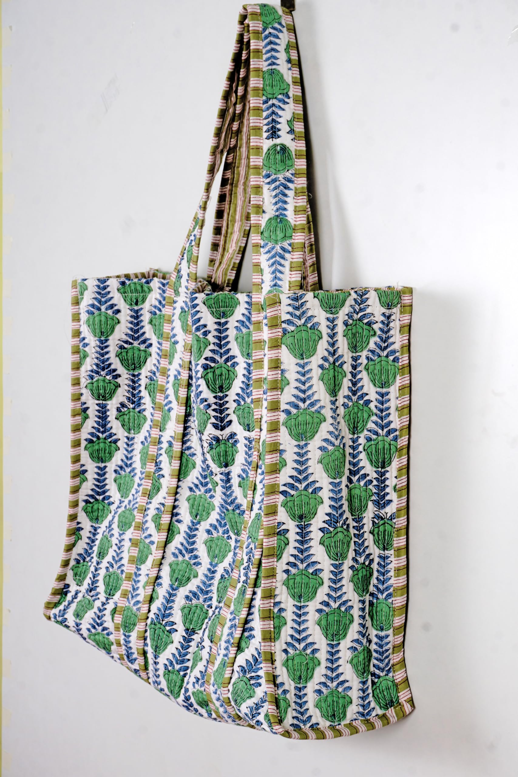 Foto 5 pulgar | Bolso Acolchado De Algodón Estampado A Mano Reversible Con Estampado Floral Verde - Venta Internacional.
