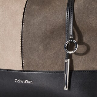 Foto 3 | Bolso Calvin Klein Gabrianna Novelty Grey Para Mujer - Venta Internacional.