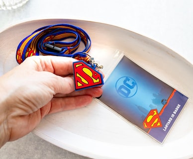 Foto 3 | Cordón Plateado Buffalo Dc Comics Superman Con Soporte Para Tarjetas - Venta Internacional.
