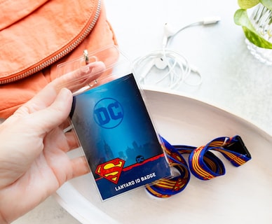 Foto 4 | Cordón Plateado Buffalo Dc Comics Superman Con Soporte Para Tarjetas - Venta Internacional.