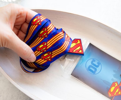 Foto 5 | Cordón Plateado Buffalo Dc Comics Superman Con Soporte Para Tarjetas - Venta Internacional.