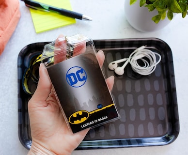 Foto 3 | Lanyard Silver Buffalo Dc Comics Con Logotipo Envolvente De Batman - Venta Internacional.