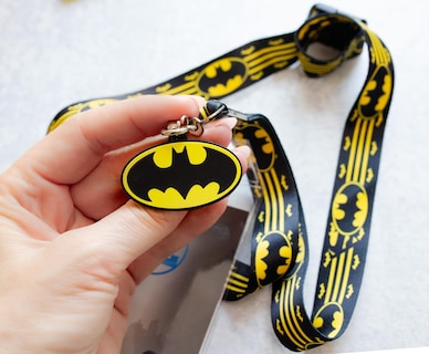 Foto 5 | Lanyard Silver Buffalo Dc Comics Con Logotipo Envolvente De Batman - Venta Internacional.