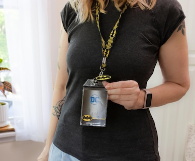 Foto 6 | Lanyard Silver Buffalo Dc Comics Con Logotipo Envolvente De Batman - Venta Internacional.