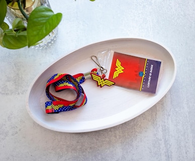 Foto 3 | Cordón Plateado Buffalo Dc Comics Wonder Woman Con Soporte Para Tarjetas - Venta Internacional.