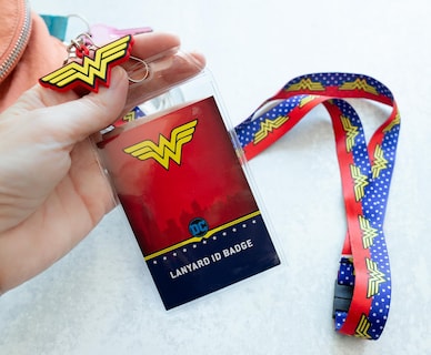 Foto 4 | Cordón Plateado Buffalo Dc Comics Wonder Woman Con Soporte Para Tarjetas - Venta Internacional.
