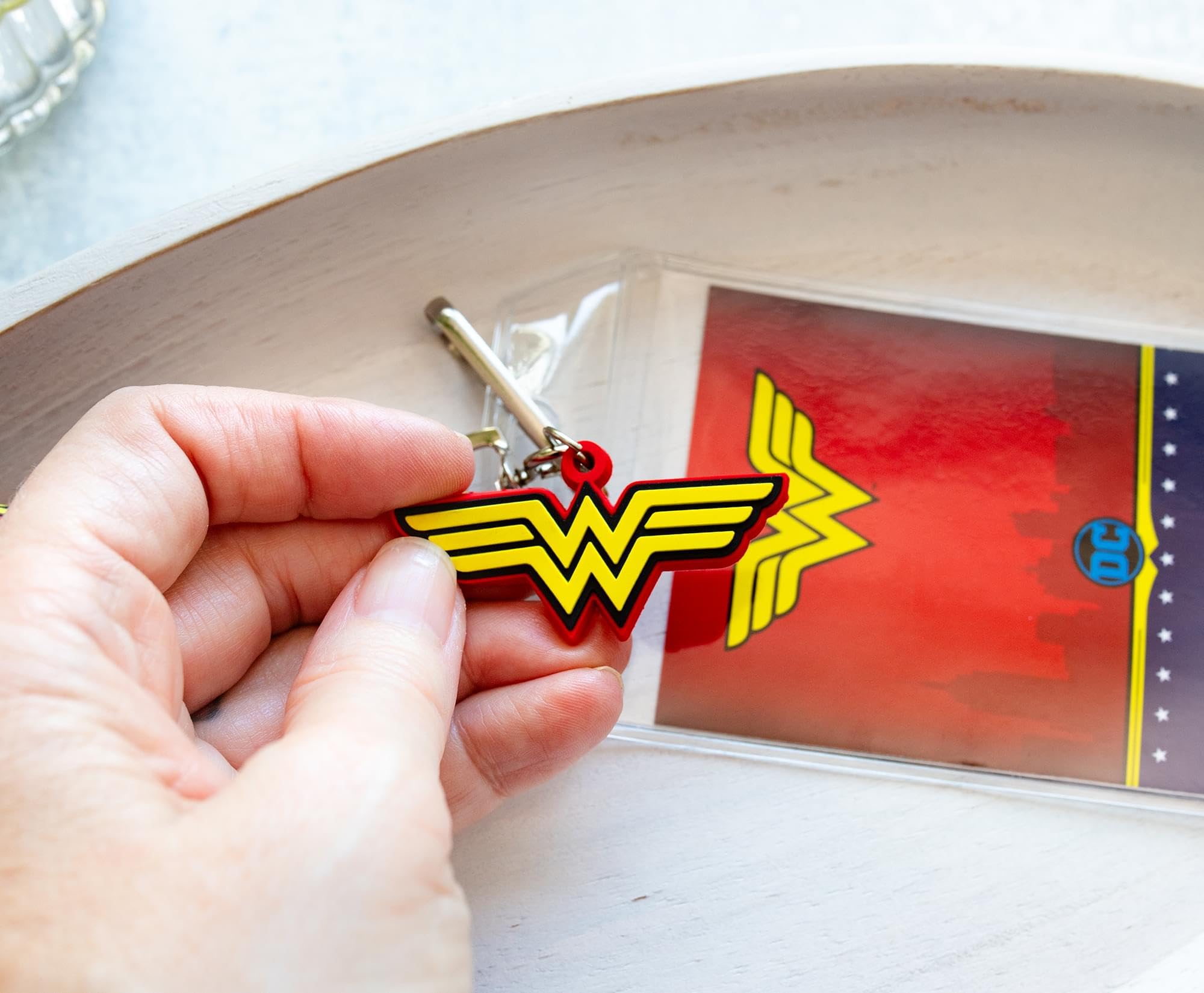 Foto 6 pulgar | Cordón Plateado Buffalo Dc Comics Wonder Woman Con Soporte Para Tarjetas - Venta Internacional.