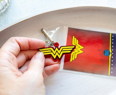 Foto 5 | Cordón Plateado Buffalo Dc Comics Wonder Woman Con Soporte Para Tarjetas - Venta Internacional.