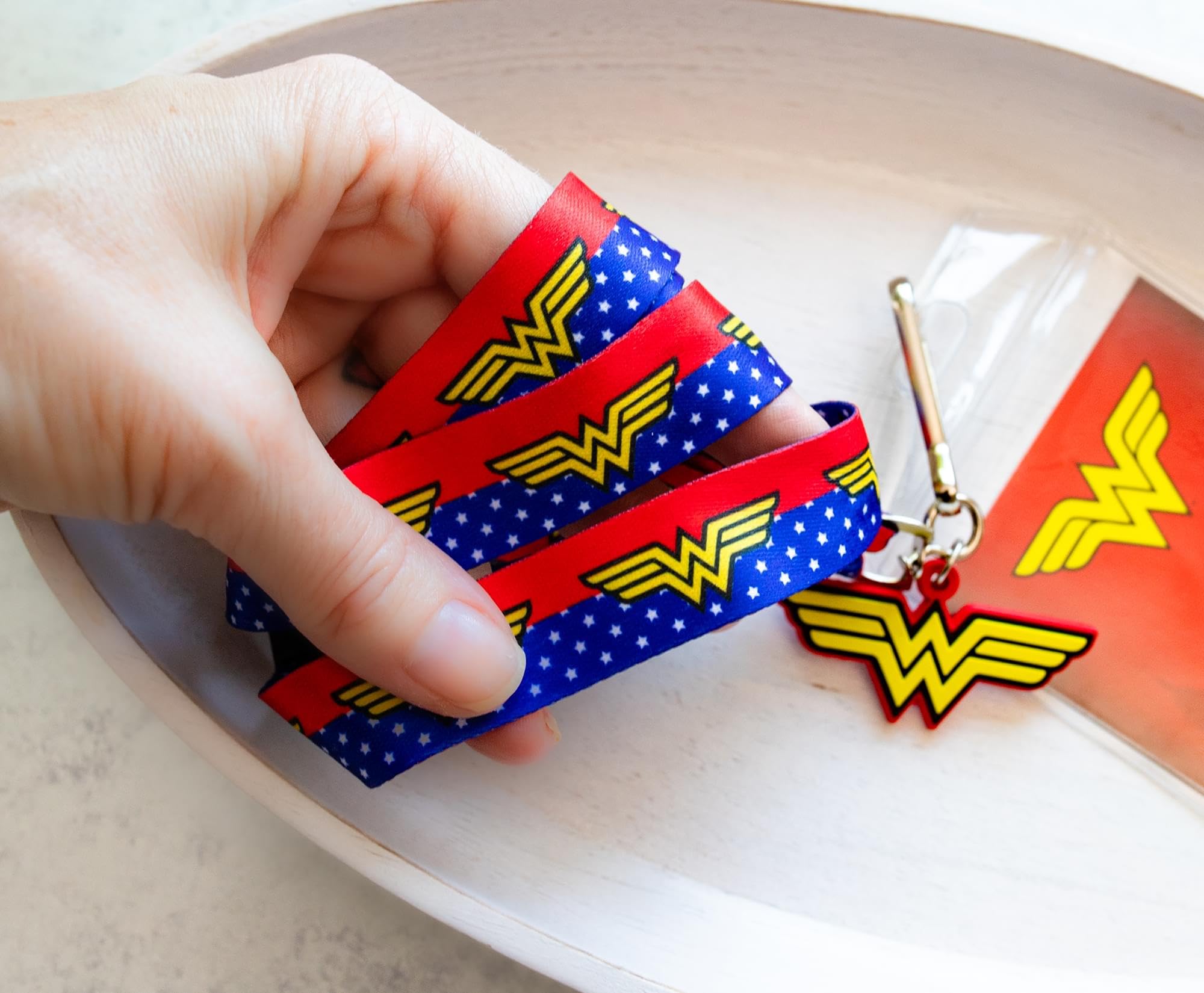Foto 7 pulgar | Cordón Plateado Buffalo Dc Comics Wonder Woman Con Soporte Para Tarjetas - Venta Internacional.