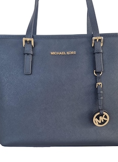 Foto 2 | Bolso Michael Kors Jet Set Travel Con Logotipo Grande Azul Marino - Venta Internacional.