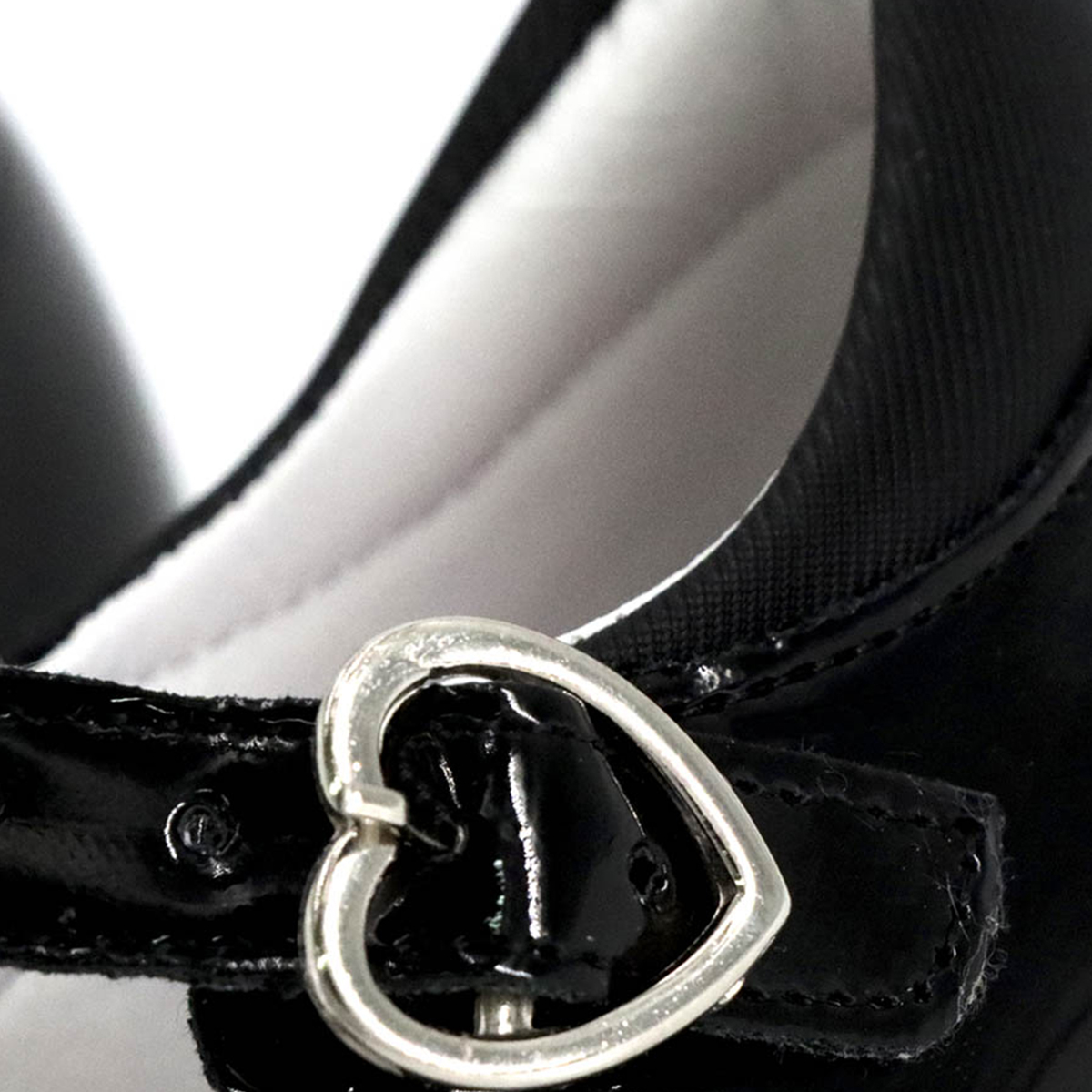 Foto 5 pulgar | Zapato Escolar Yuyin Charol Corazón Negro Para Niña