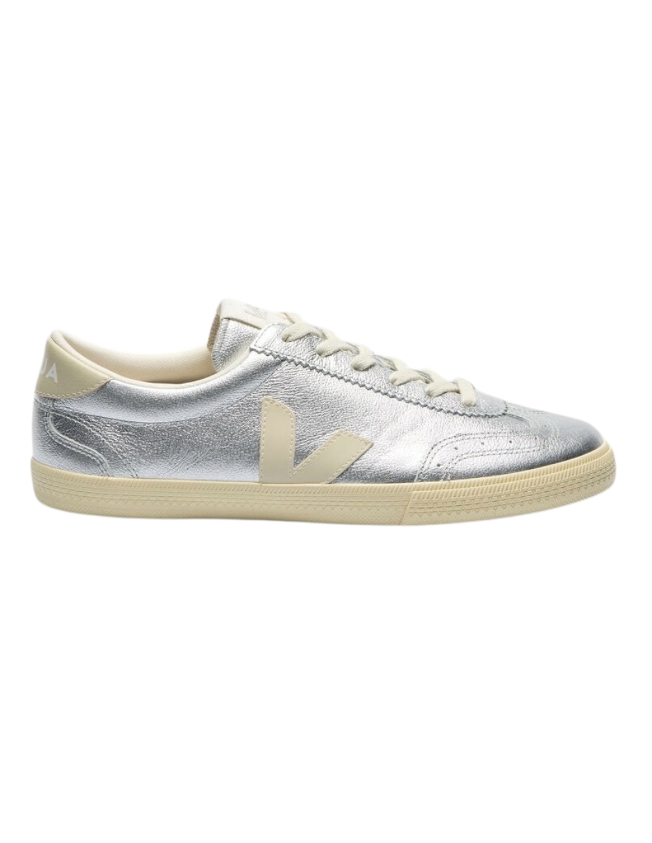 Tenis Veja Para Mujer Color Plateado Con Logo Blanco, Agujetas Blancas Y Suela De Goma