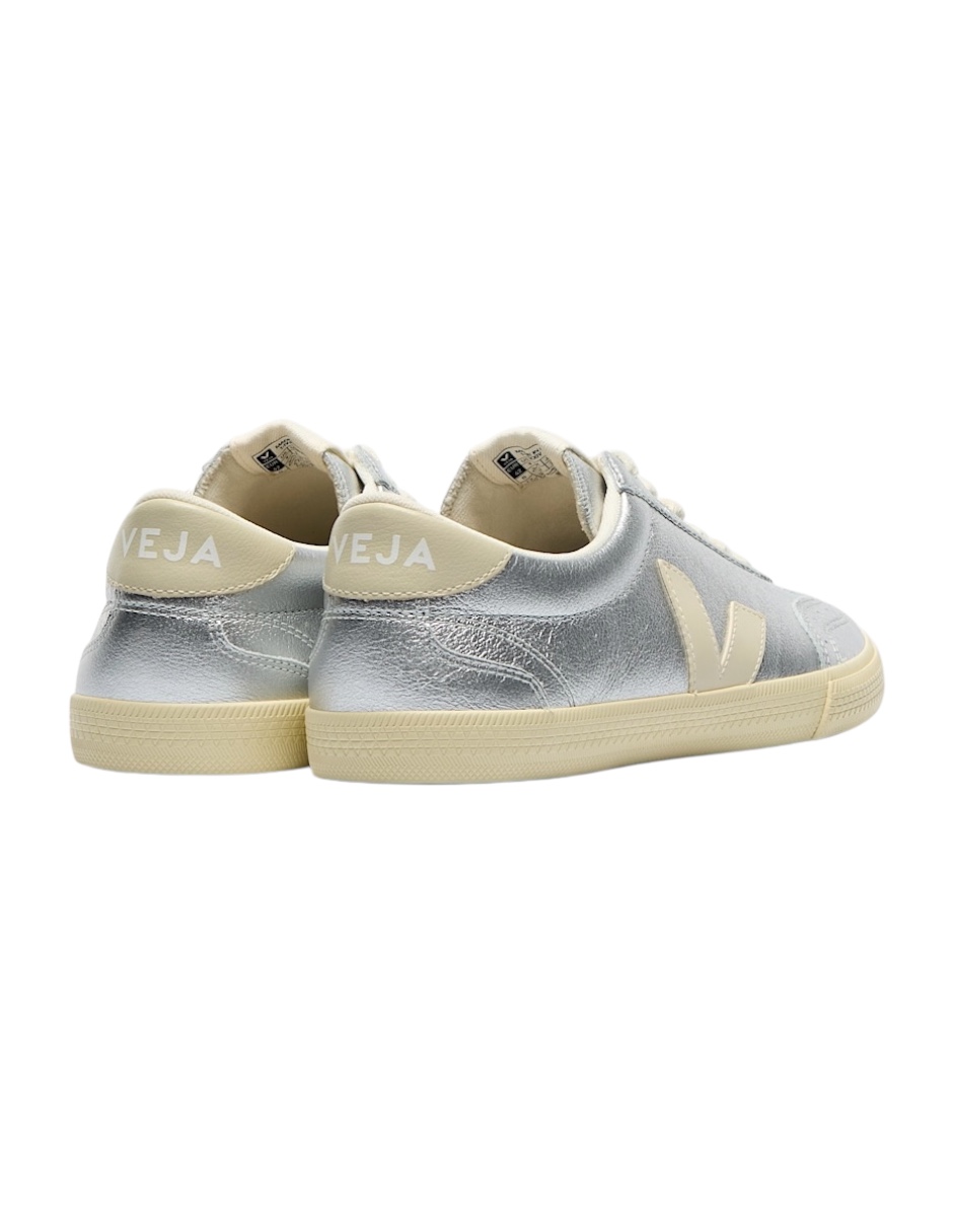 Foto 3 pulgar | Tenis Veja Para Mujer Color Plateado Con Logo Blanco, Agujetas Blancas Y Suela De Goma