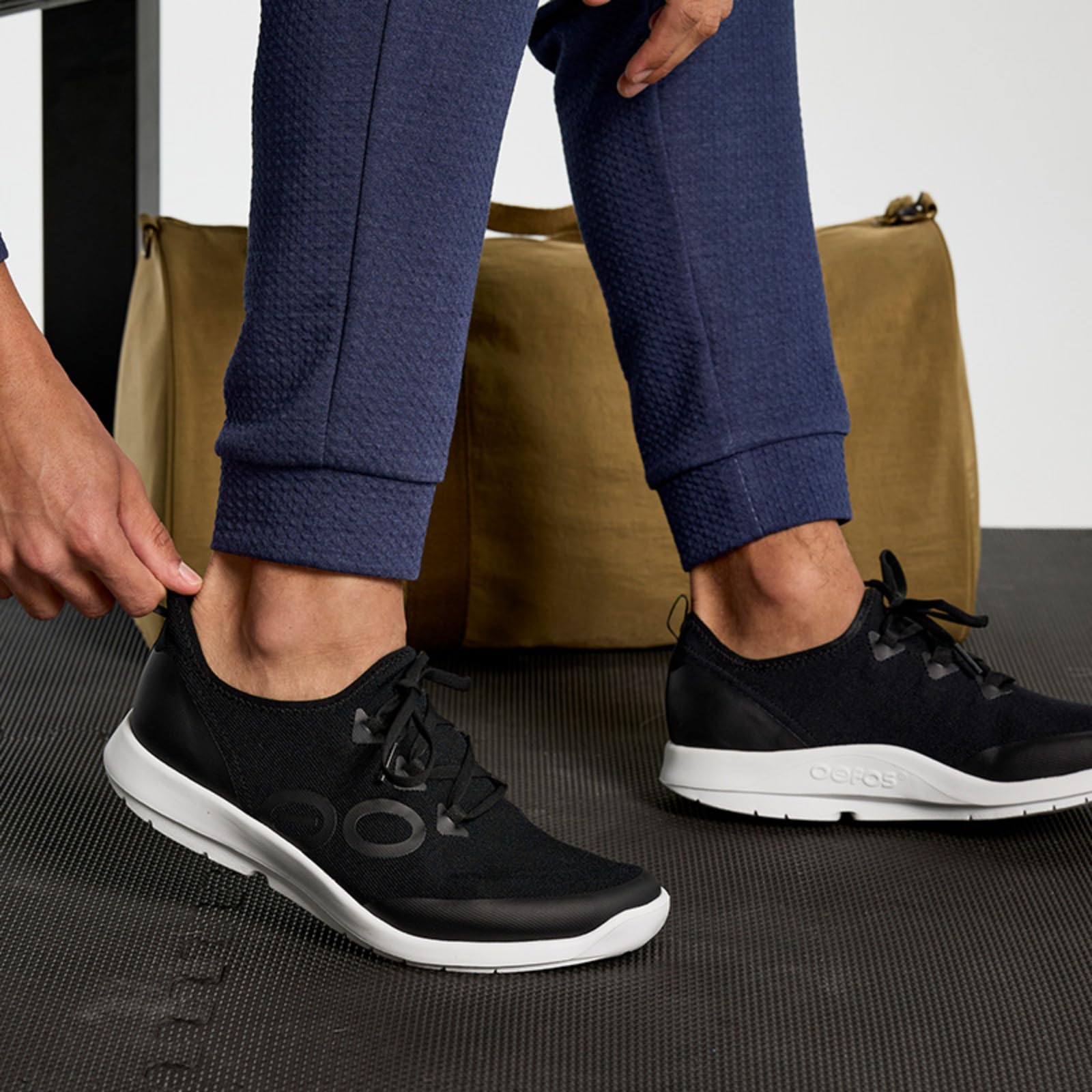 Foto 2 | Tenis de Recuperación Oofos Oomg Sport LS Negro para Hombre - Venta Internacional