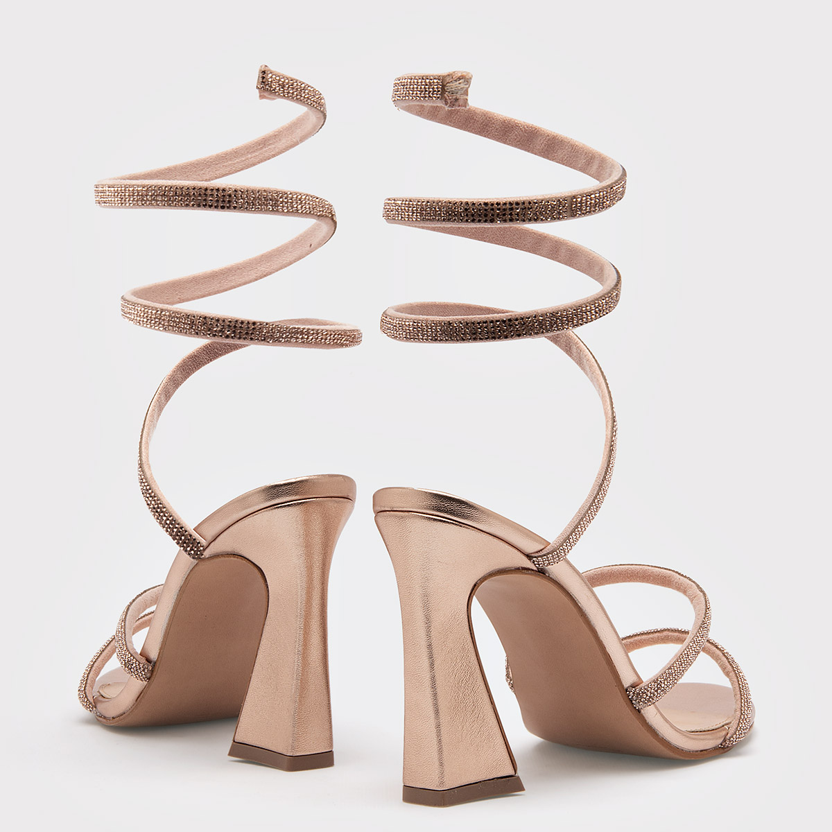 Foto 4 pulgar | Sandalias Clasben Doradas Casuales para Mujer