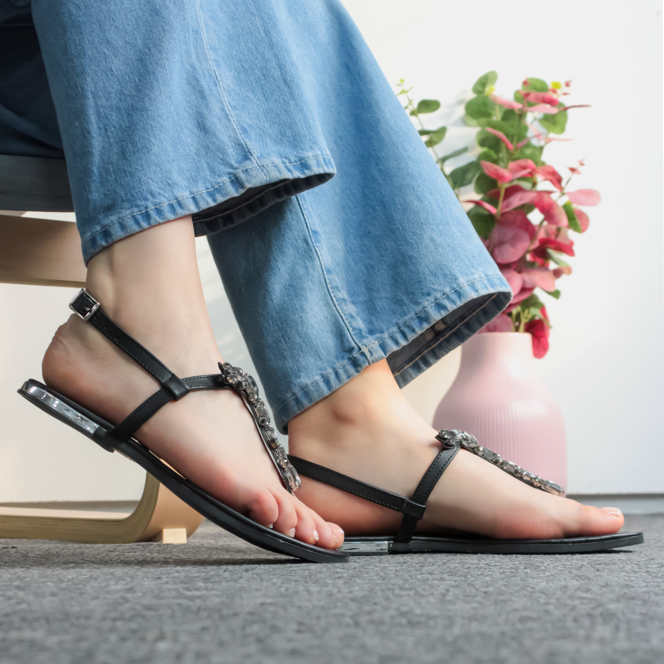 Foto 2 pulgar | Sandalias De Piso Exterior Piel Vegana Color Negro Para Mujer De Rbbasics