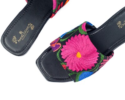 Foto 6 | Sandalia De Piso A Ángelozano Telar Flores, Color Negro