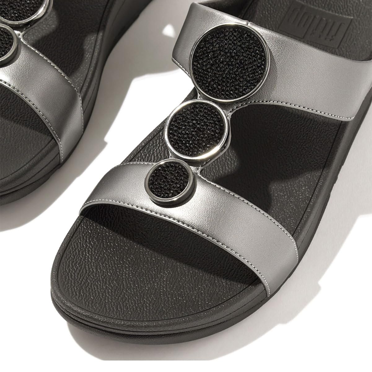 Foto 4 pulgar | Sandalia De Cuña Fitflop Halo Con Cuentas Y Círculo Metálico Con Barra En H Para Mujer - Venta Internacional.