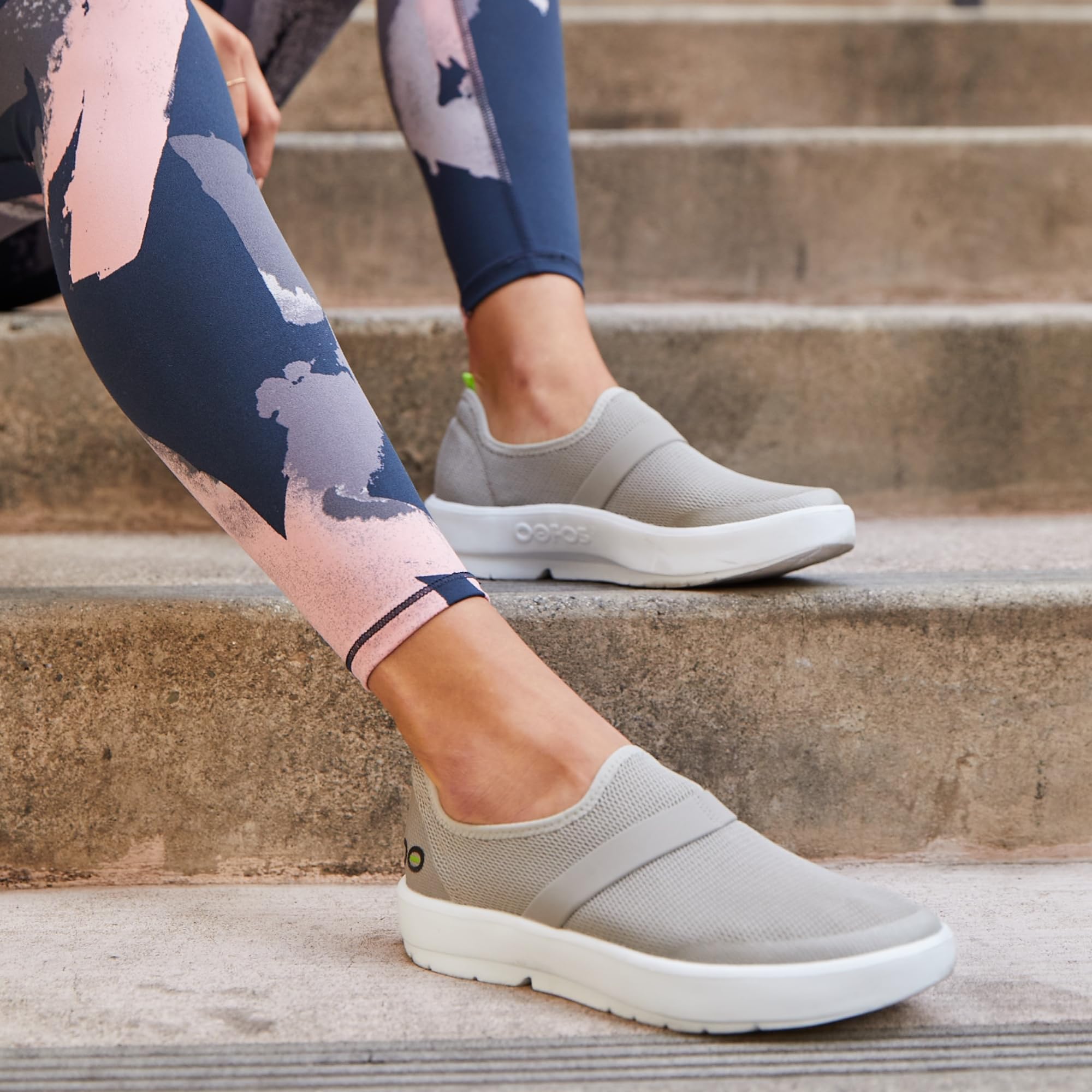 Foto 5 pulgar | Zapato Oofos Oomg Low Gris Y Blanco Para Mujer, Talla 12 - Venta Internacional.