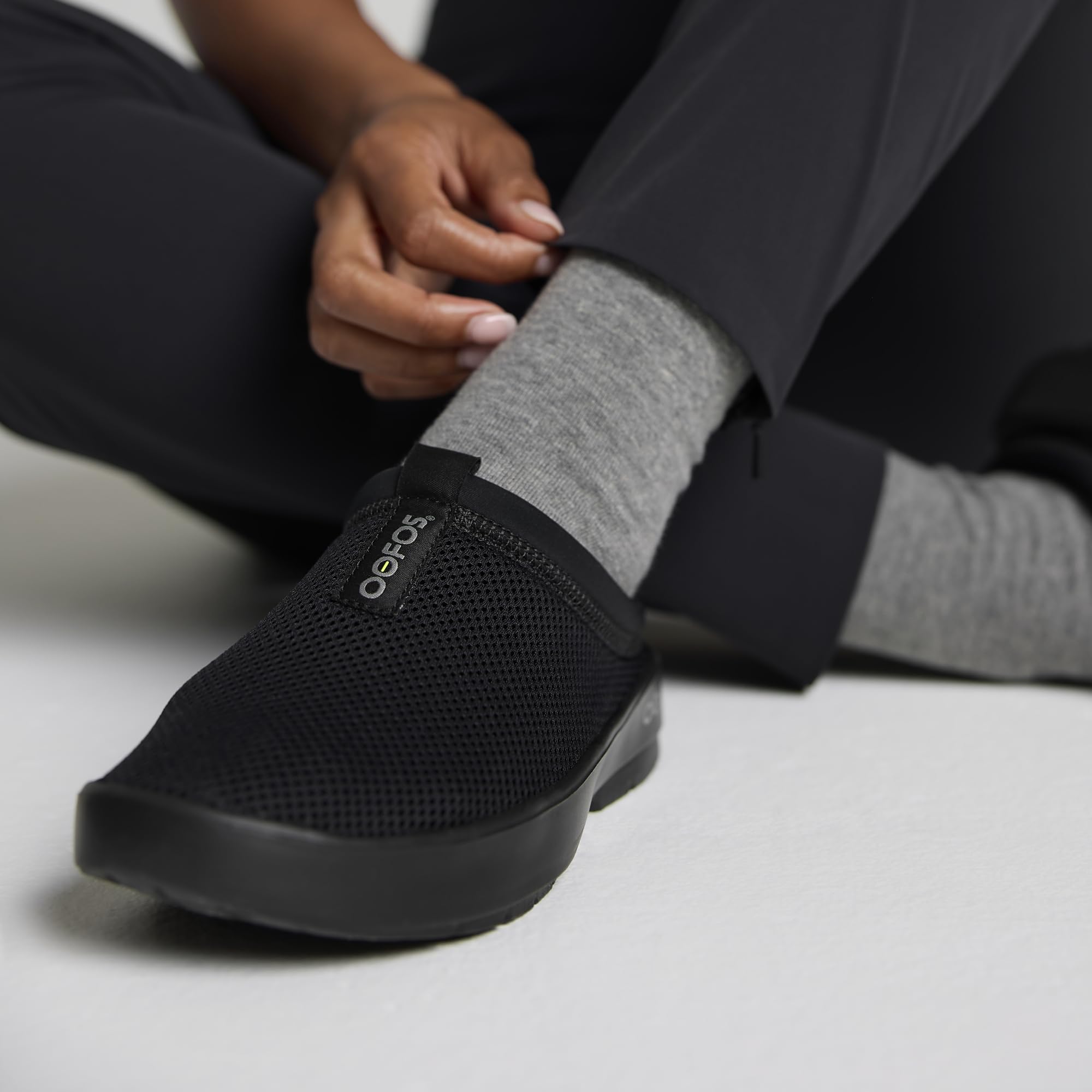 Foto 7 pulgar | Sport Recovery Mule Oofos Oocoozie Para Mujer, Talla 6.5, Color Negro - Venta Internacional.