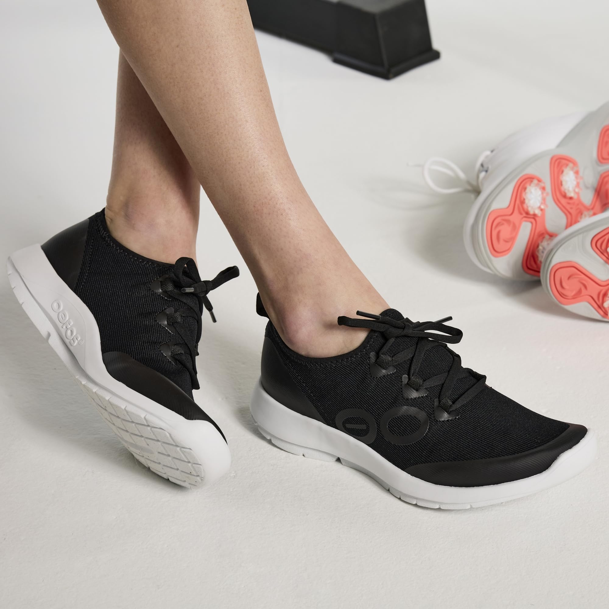 Foto 6 | Zapato De Recuperación Oofos Oomg Sport Ls Blanco Y Negro Para Mujer 10 - Venta Internacional.