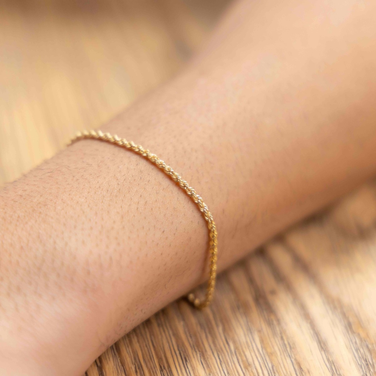 Foto 4 pulgar | Pulso Torsal Hueco De Oro Italiano 14k, Calibre 2mm, 18 Cm