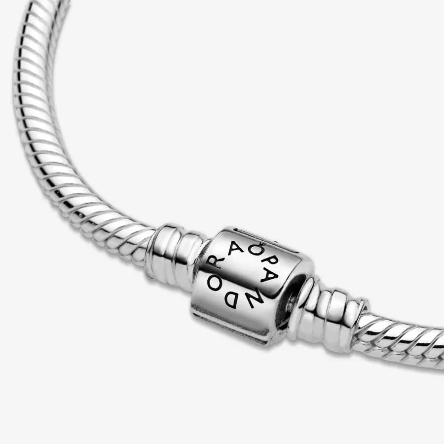 Foto 7 pulgar | Pulsera Pandora Moments Con Cierre Cilíndrico Y Cadena En Forma De Serpiente Plateada - Venta Internacional.