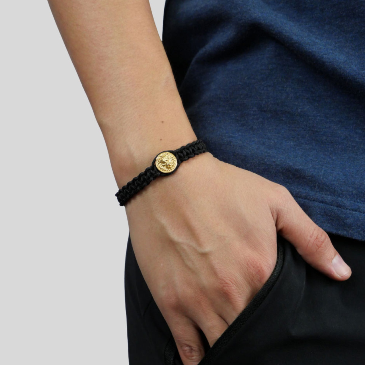 Foto 5 pulgar | Pulsera León Crixus Joyería Hilo Negro