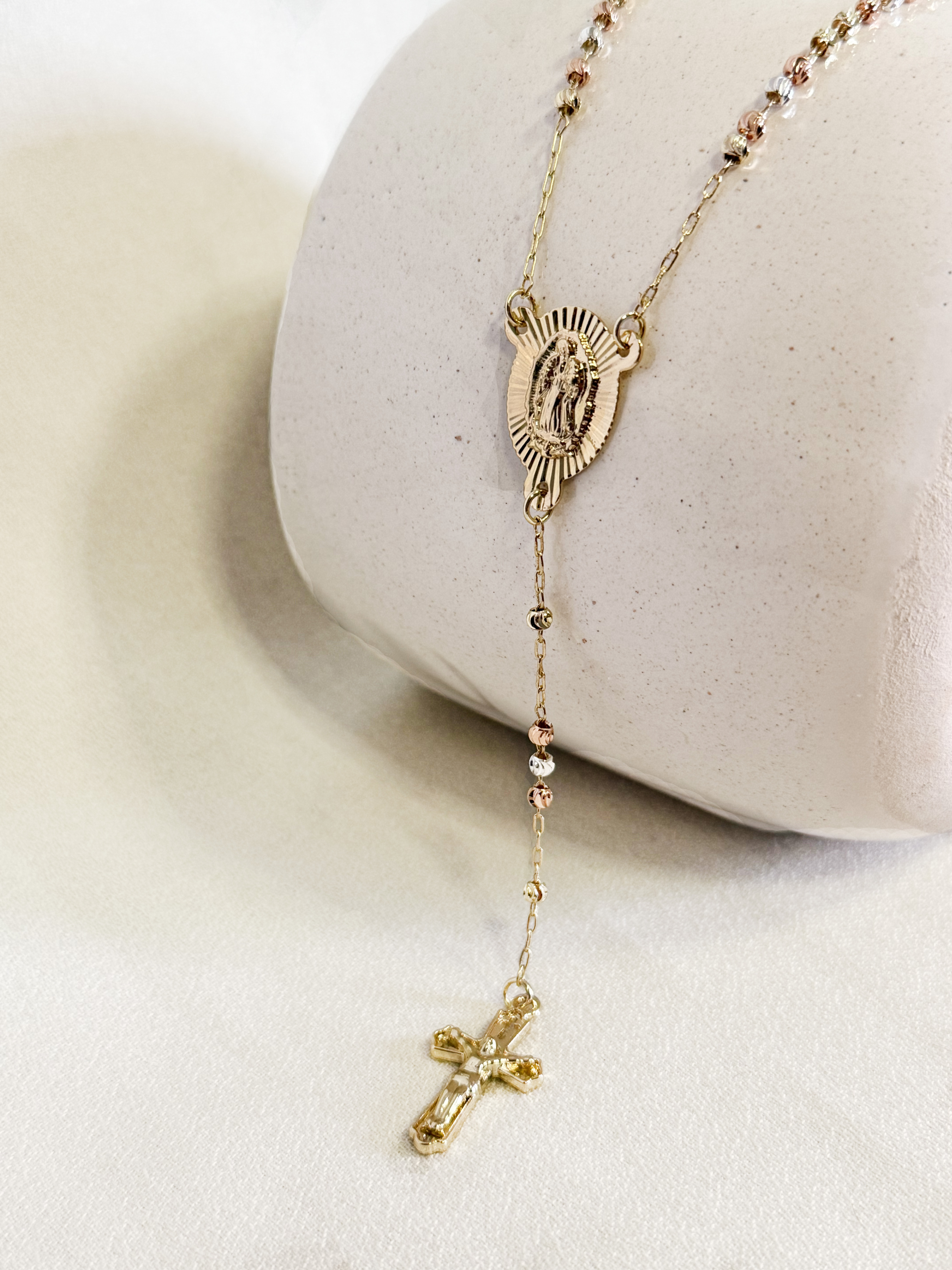 Foto 5 pulgar | Rosario Con Dije Virgen De Guadalupe Y Cristo Oro Laminado 18k Con Líneas