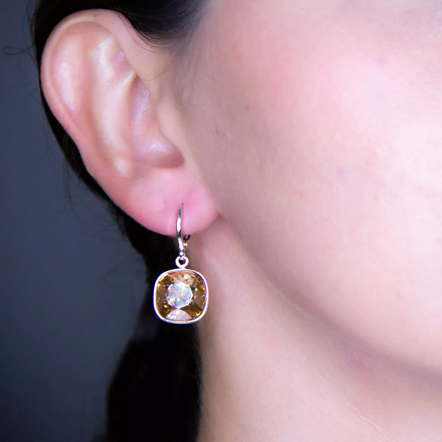 Foto 4 pulgar | Aretes Colgantes Cuadrados Baño De Rodio Y Cristal Swarovski - Brillo Y Sofisticación En Cada Movimiento