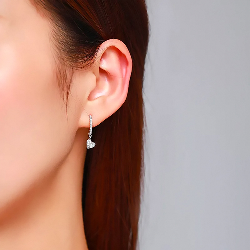 Foto 4 pulgar | Aretes Huggies Colgante con Corazón