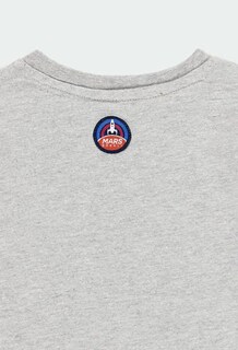 Foto 4 | Playera Gris De Manga Larga “to The Moon And Never Back” Niño Boboli