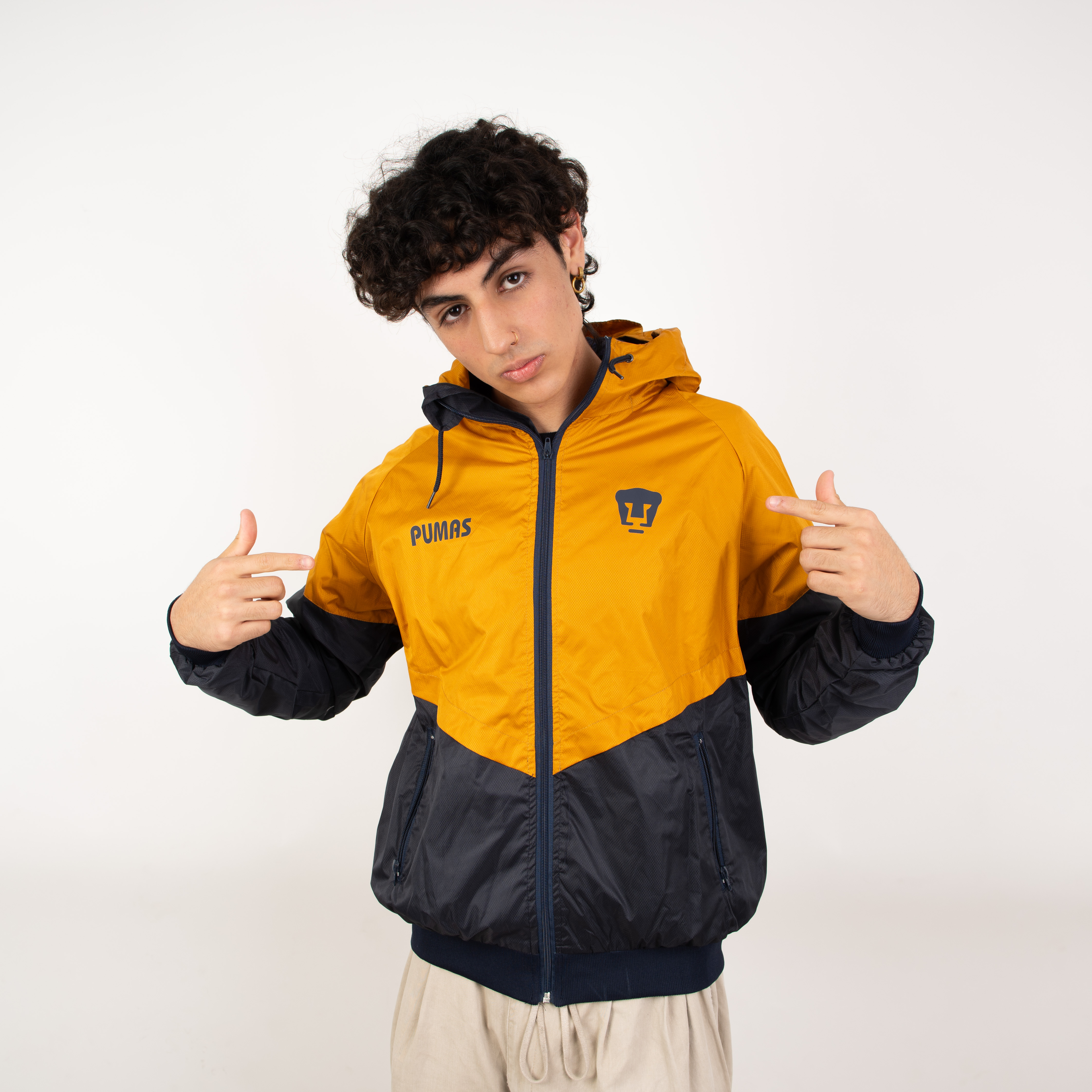Foto 2 pulgar | Rompevientos, Garra Azul, Oro Y Azul Marino - Pumas Oficial