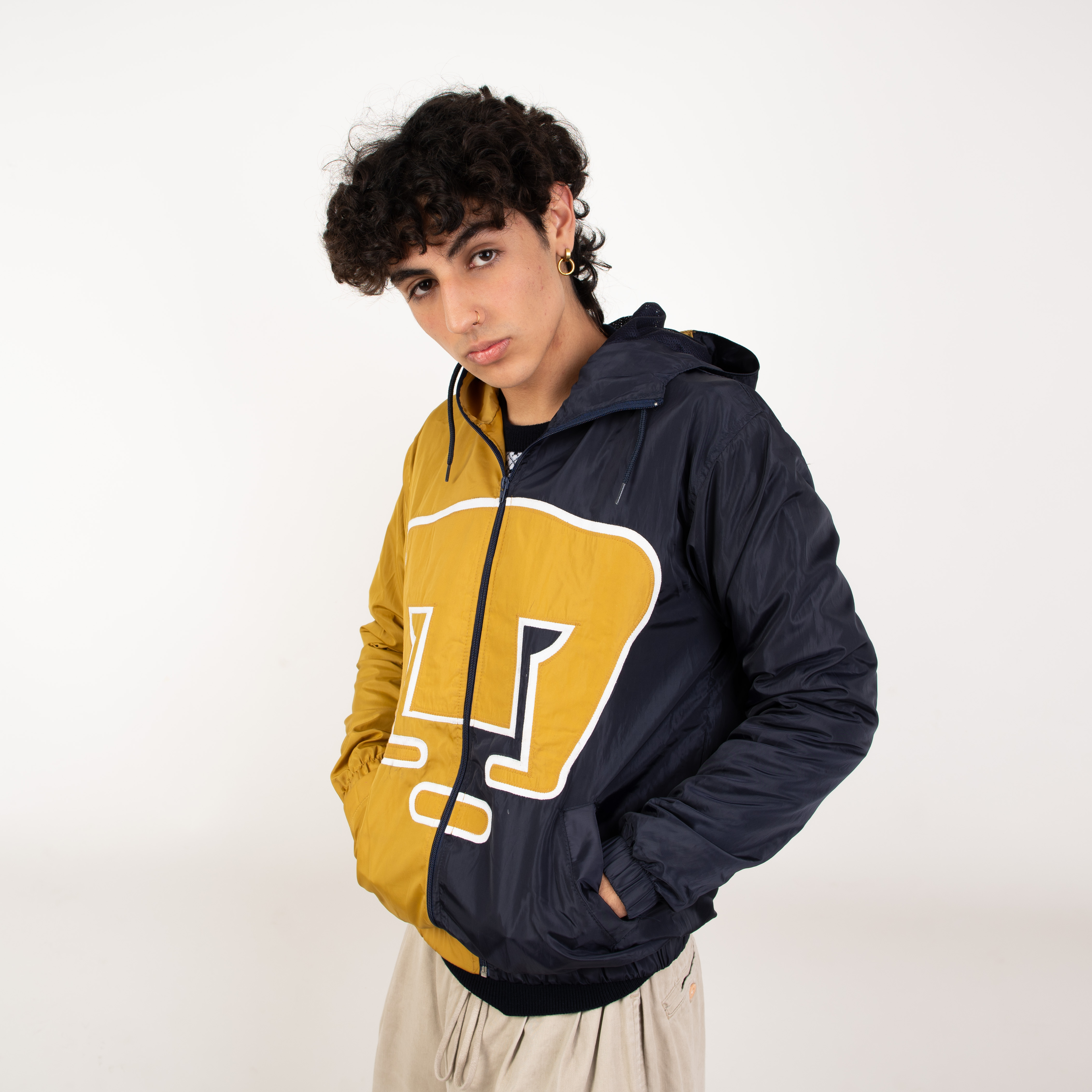 Foto 2 | Rompevientos Garra Azul - Mitad Azul, Mitad Oro - Pumas Oficial
