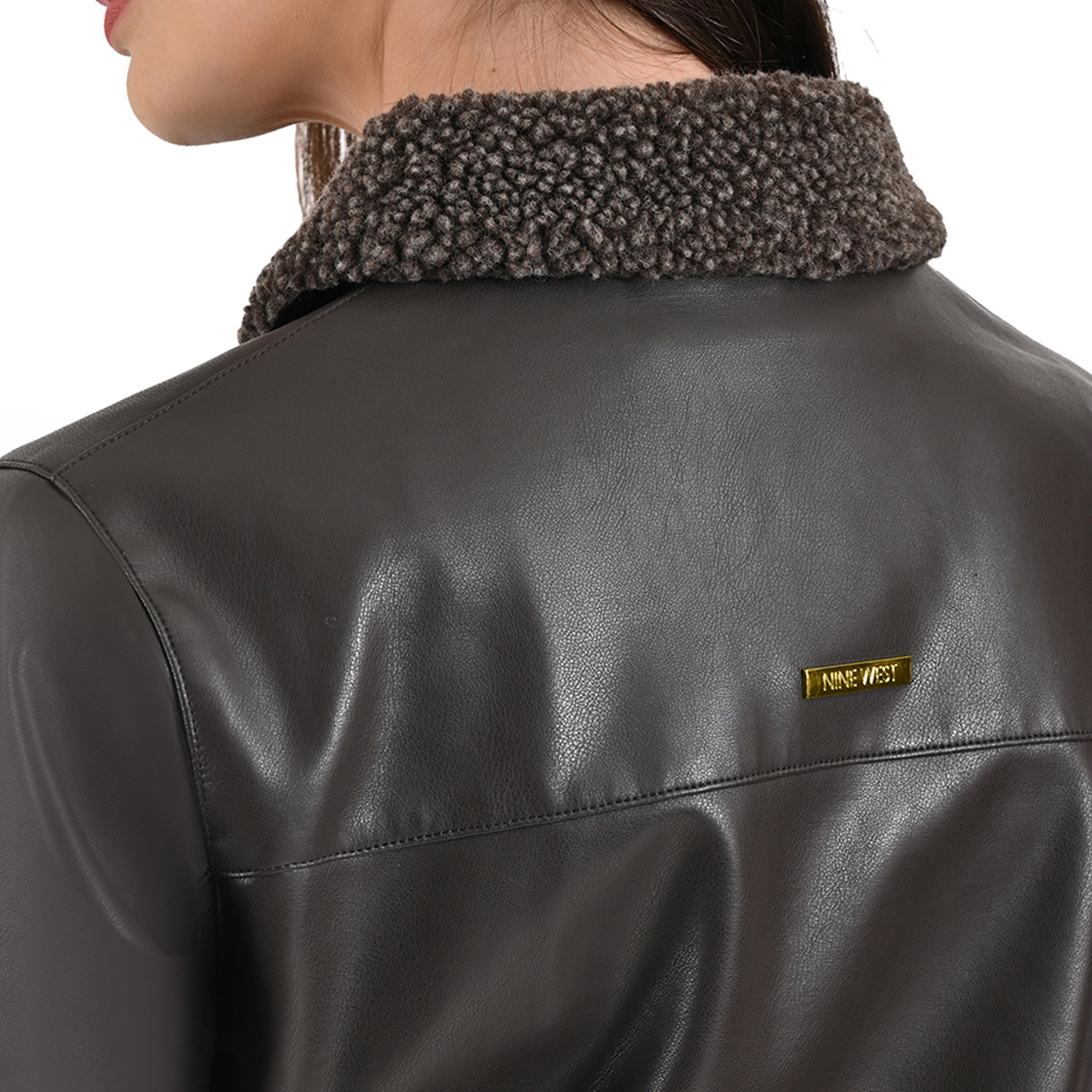 Foto 6 pulgar | Chamarra Con Borrega En Cuello Marca Nine West Para Mujer En Color Cafè Oscuro.