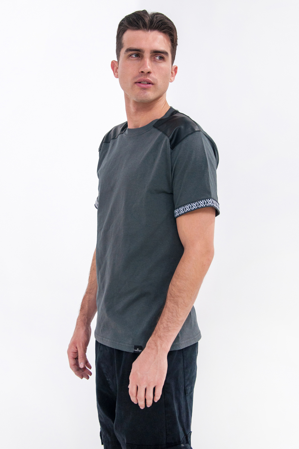 Foto 5 | Playera De Caballero A Ángelozano De Algodón Con Aplicación Sintético, Color Gris Al-w51