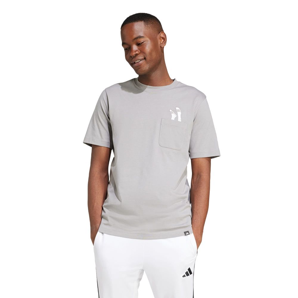 Foto 3 pulgar | Playera Estampada Bolsillo Lounge Slides Adidas Gris Hombre